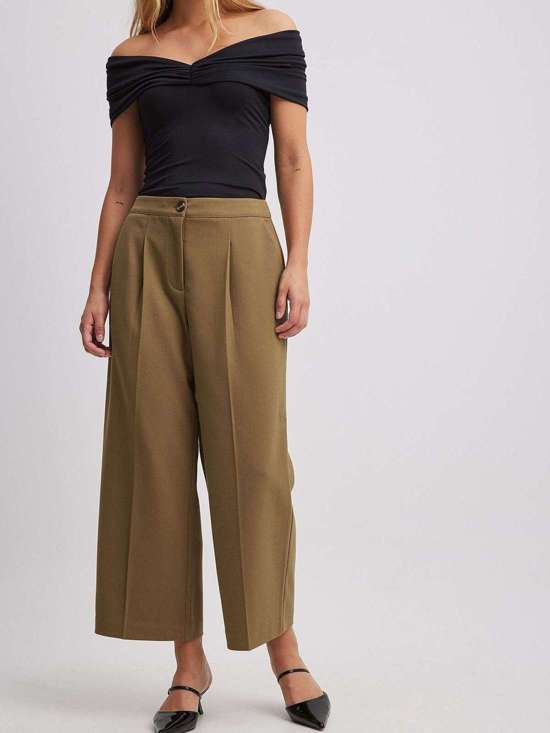 Брюки свободного кроя со складками