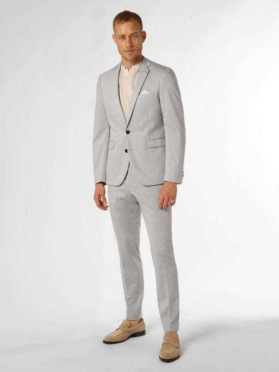 Тонкий костюм