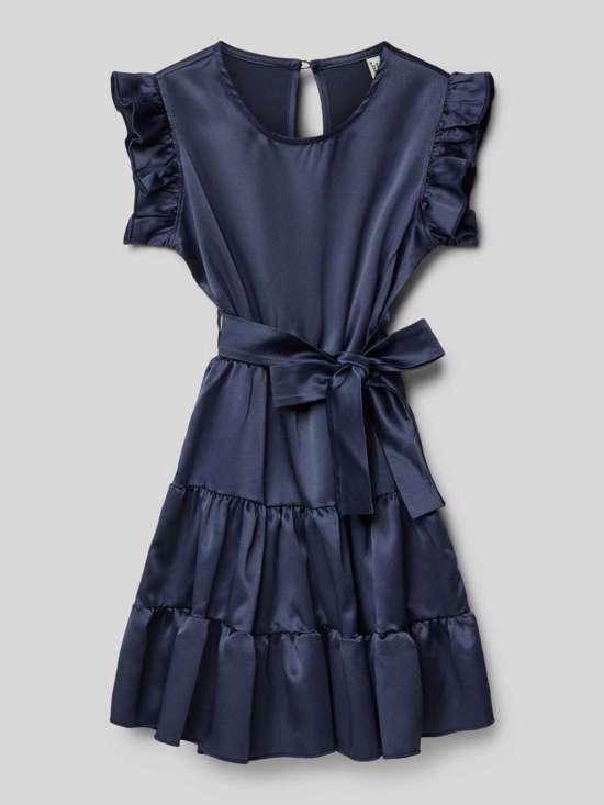 Платье с поясом