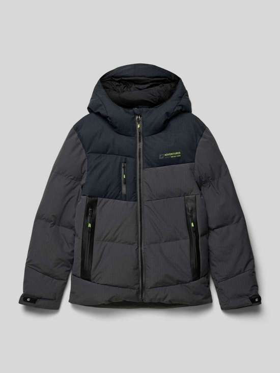 Куртка с нагрудным карманом и нашивкой с этикеткой