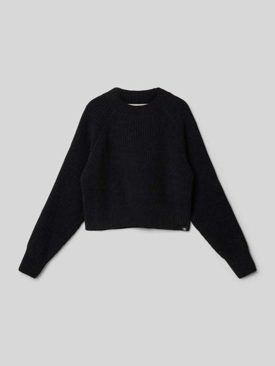 Вязаный свитер с деталью-лейблом