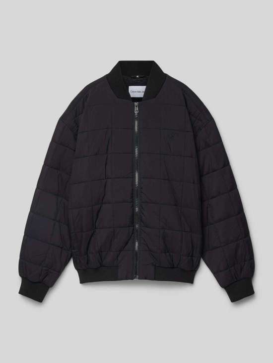 Стеганая куртка с пришивной этикеткой