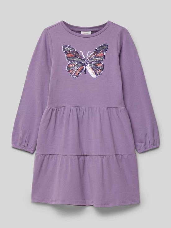 Слегка расклешенное платье с интерактивной отделкой пайетками