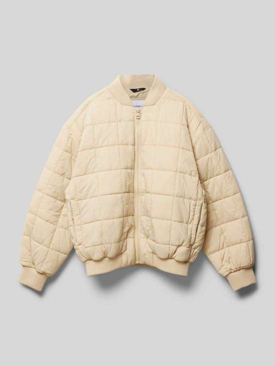 Бомбер со стегаными швами